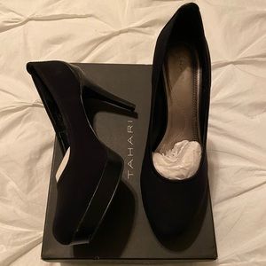 EUC Tahari black heels